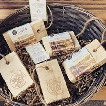 Charger l&#39;image dans la galerie, Tranche de savon artisanale 100% Huile d&#39;Olive avec Cordelette en Sisal - L&#39;Arbre à Savon
